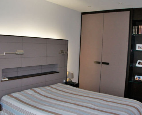 Chambre avec tête de lit et placard - Menuiserie Agencement Général 44 à Nantes (44)