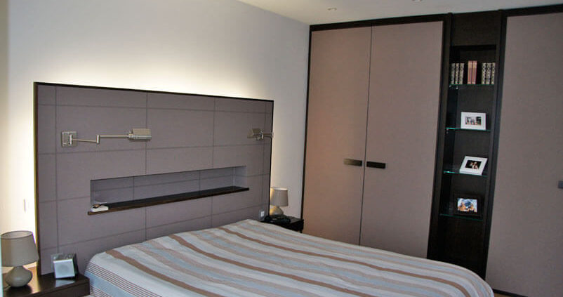 Chambre avec tête de lit et placard - Menuiserie Agencement Général 44 à Nantes (44)