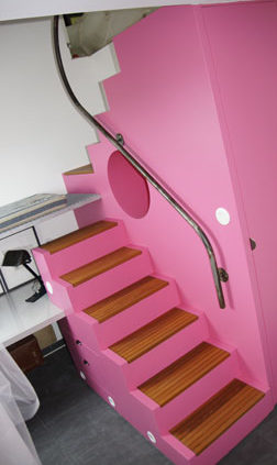 Escalier rose en bois avec rampe en métal - Menuiserie Agencement Général 44 à Nantes (44)