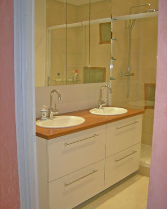 Meuble de salle de bain avec deux lavabos et meuble de rangement - Menuiserie Agencement Général 44 à Nantes (44)