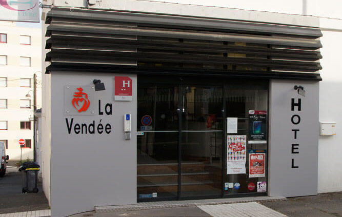 Devanture hôtel La Vendée - Menuiserie Agencement Général 44 à Nantes (44)