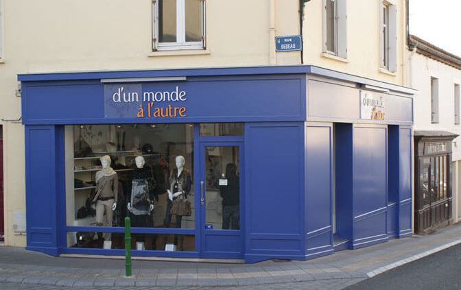 Devanture "D'un monde à l'autre" - Menuiserie Agencement Général 44 à Nantes (44)