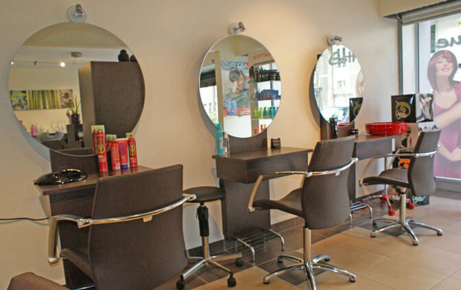 Meubles et miroirs pour salon de coiffure - Menuiserie Agencement Général 44 à Nantes (44)