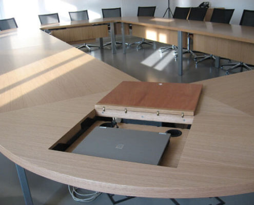 Table pour salle de réunion avec rangements intégrés - Menuiserie Agencement Général 44 à Nantes (44)