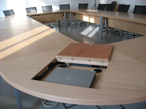 Table pour salle de réunion avec rangements intégrés - Menuiserie Agencement Général 44 à Nantes (44)