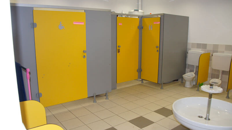 Cloisons et portes pour WC publics - Menuiserie Agencement Général 44 à Nantes (44)